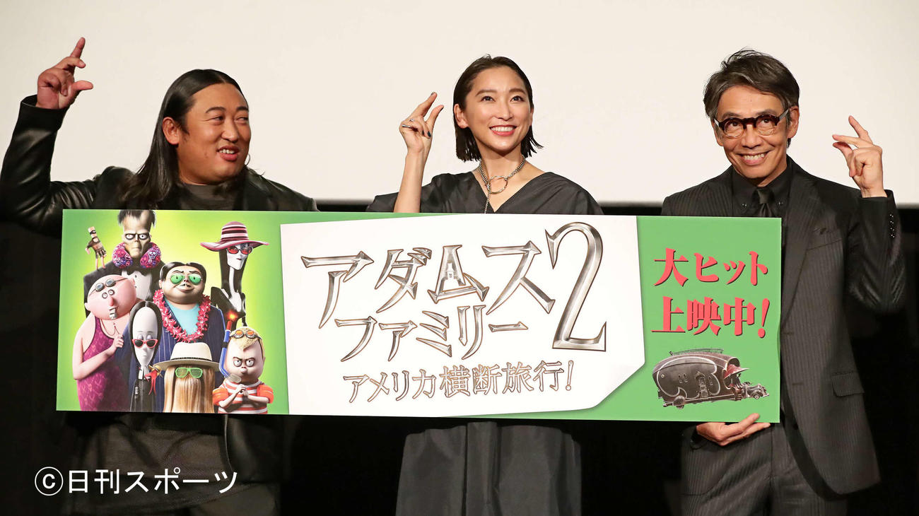 「アダムス・ファミリー2アメリカ横断旅行！」の舞台あいさつで音楽に合わせてリズムをとる、左から秋山竜次、杏、生瀬勝久（撮影・丹羽敏通）