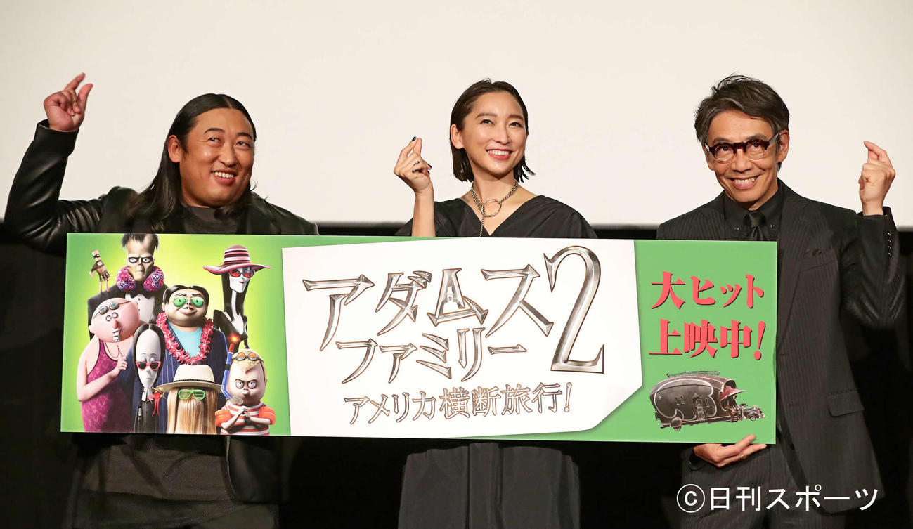 「アダムス・ファミリー2アメリカ横断旅行！」の舞台あいさつで音楽に合わせてリズムをとる、左から秋山竜次、杏、生瀬勝久（撮影・丹羽敏通）