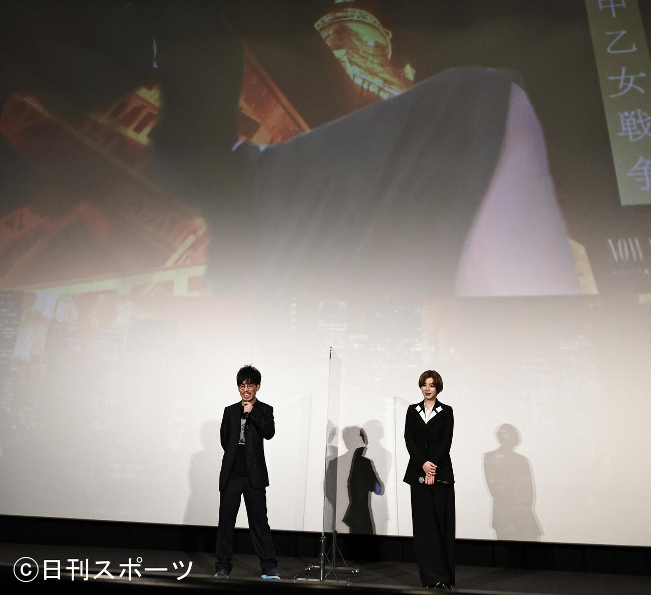 映画「真夜中乙女戦争」の舞台あいさつでリモート参加の永瀬廉は。池田エライザ（右）と二宮健監督にタキシードのズボンが短パンであることをネタばらし（撮影・中島郁夫）