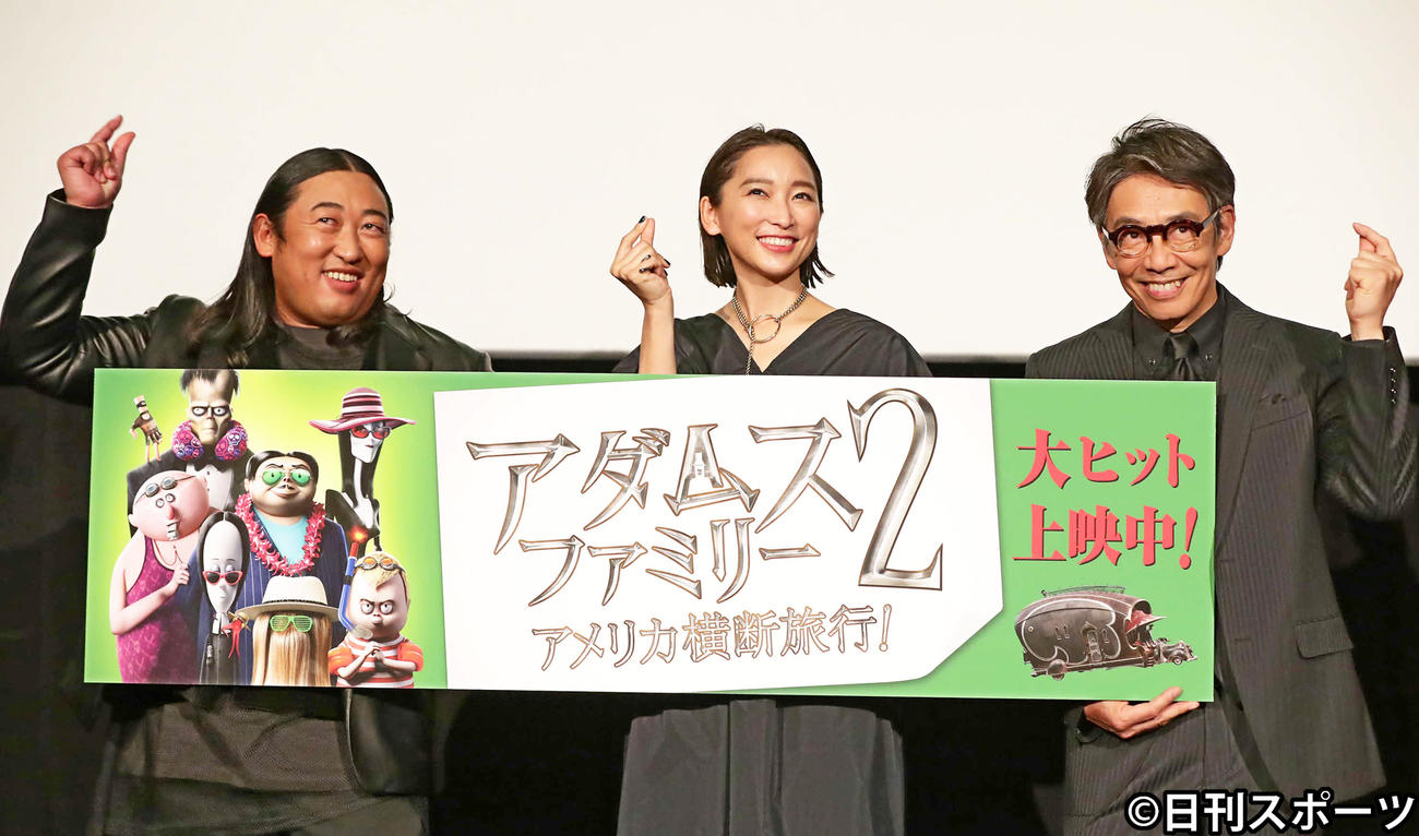 音楽に合わせてリズムをとる、左から秋山竜次、杏、生瀬勝久（撮影・丹羽敏通）