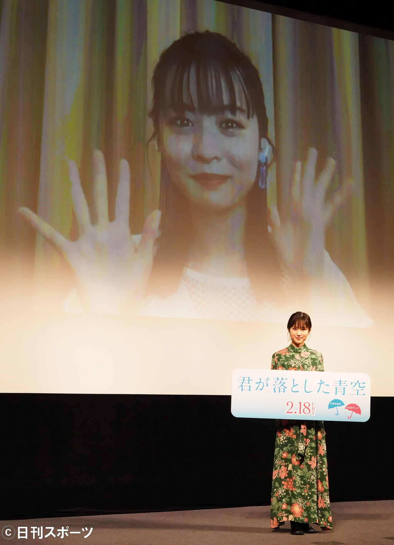 映画「君が落とした青空」の女子高生限定試写会にリモート出席した莉子（左）と福本莉子（撮影・佐藤成）