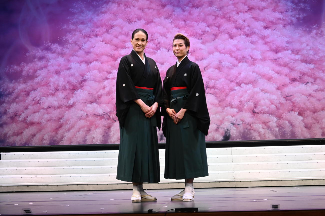 式典後、会見に出席した元トップスターで、現在は特別専科の桐生麻耶（左）、トップスターの楊琳（撮影・松浦隆司）