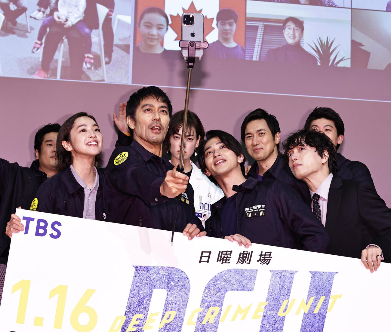 TBS日曜劇場「DCU」試写会で阿部寛（左から3人目）がスマホを手に自撮りを楽しむキャストたち（2022年1月9日撮影）