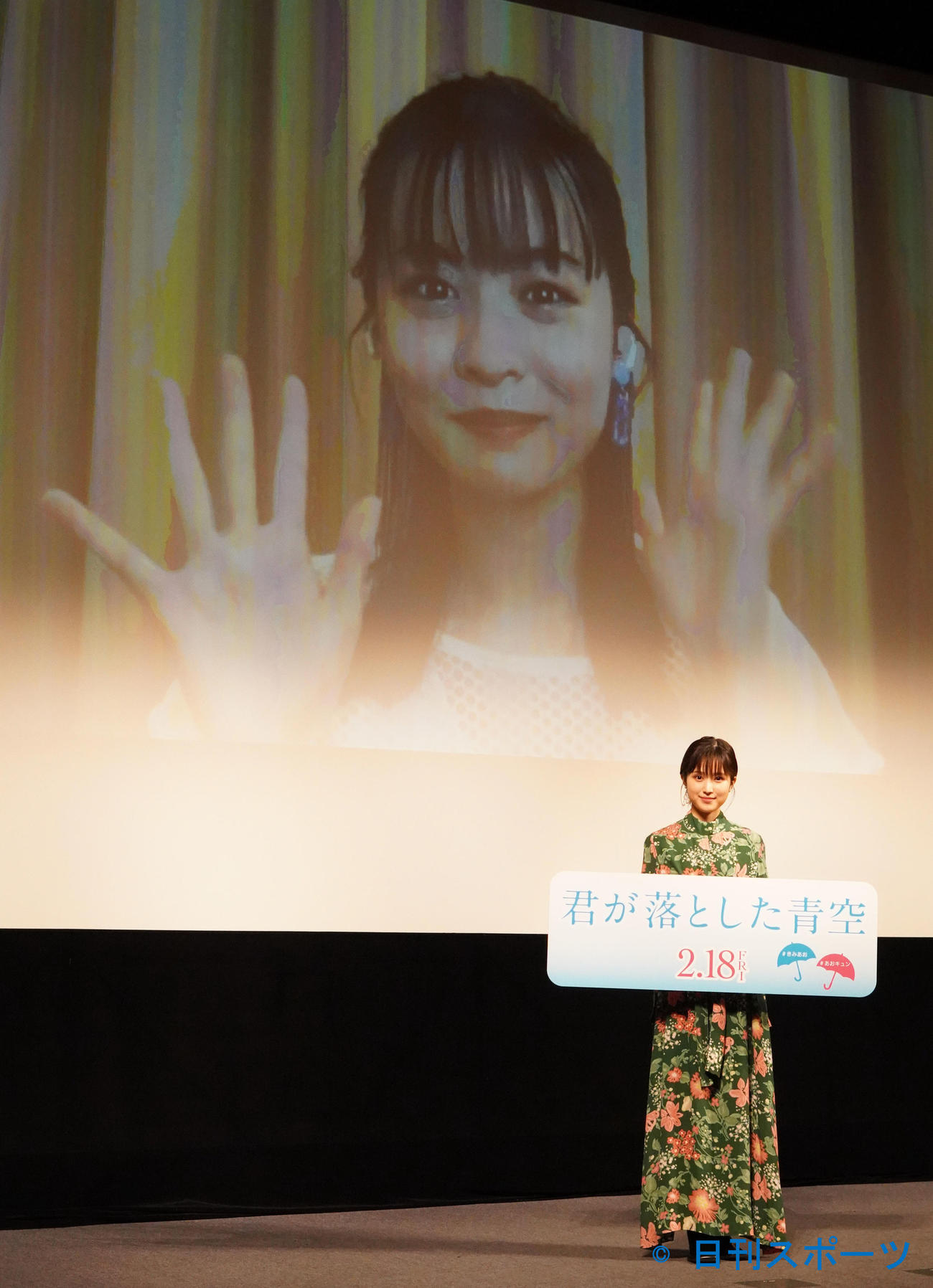 映画「君が落とした青空」の女子高生限定試写会にリモート出席した莉子（左）と福本莉子（撮影・佐藤成）