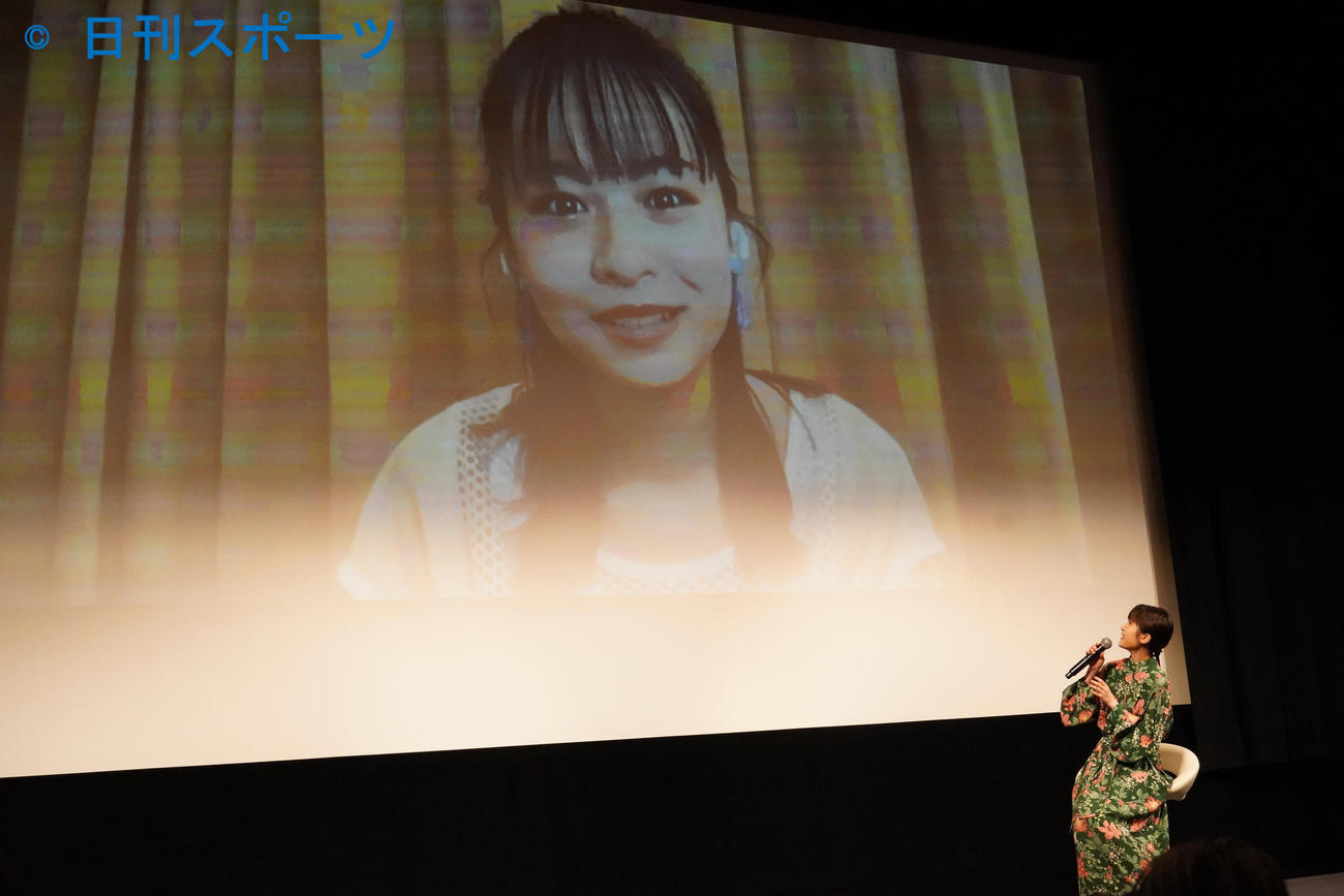 映画「君が落とした青空」の女子高生限定試写会にリモート出席した莉子（左）と福本莉子（撮影・佐藤成）