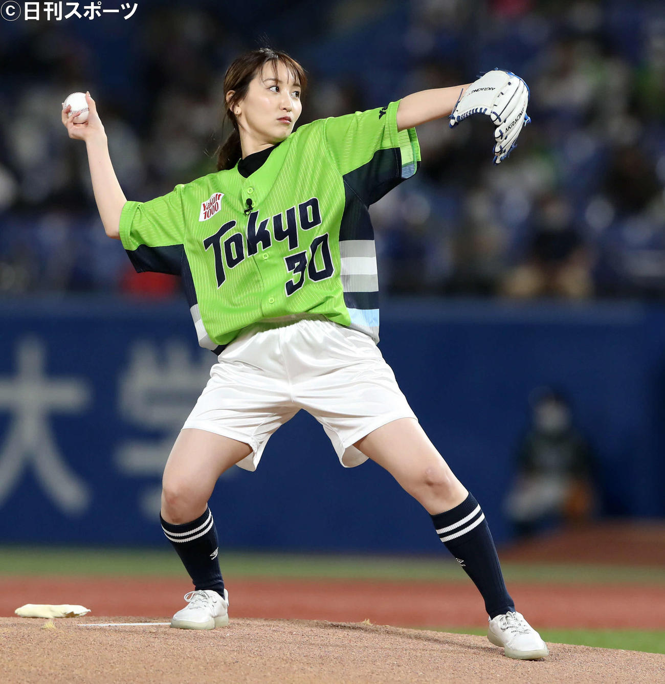2021年10月10日のヤクルトー阪神戦で始球式を行う袴田彩会アナ