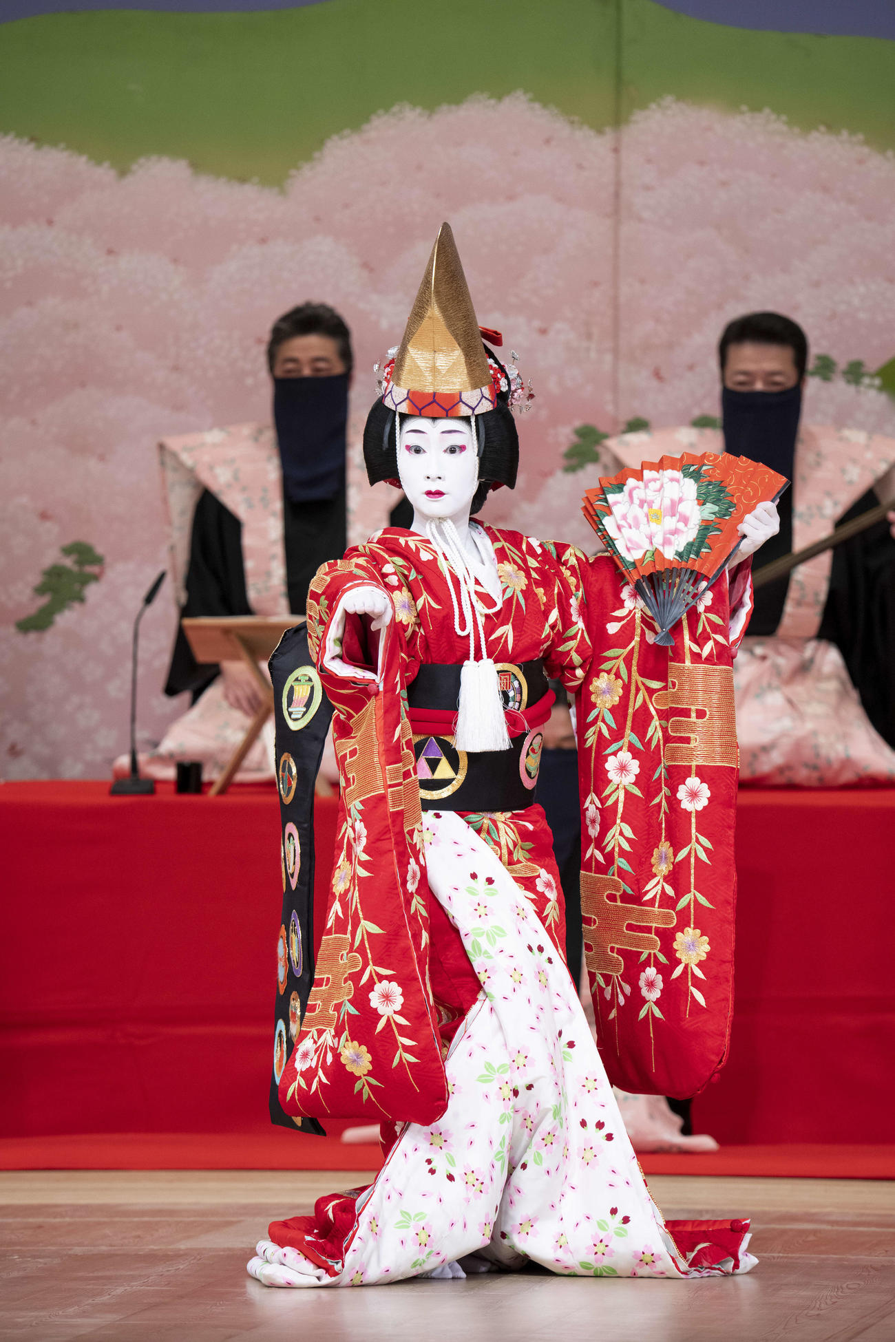 三代目藤間紫襲名披露・紫派藤間流舞踊会で京鹿子娘道成寺を披露する3代目藤間紫（紫派藤間流藤間事務所提供）