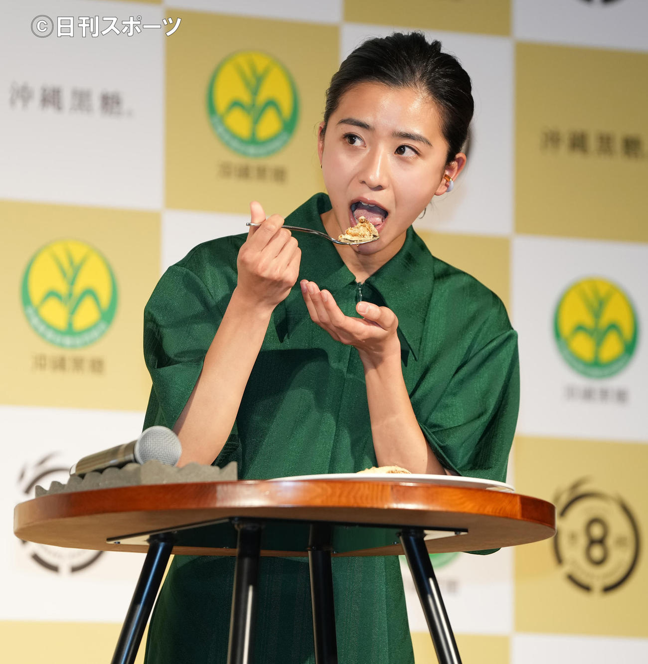 「沖縄黒糖アンバサダー」就任イベントで黒糖ティラミスを試食する黒島結菜（撮影・鈴木みどり）