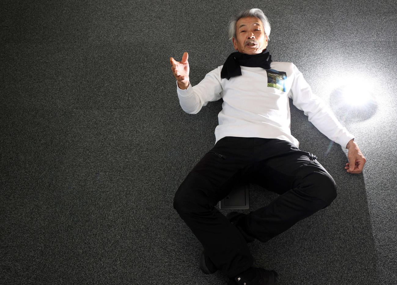 「好きなように動いて下さい」とのお願いに、快く応じて床に横になって下さった田中泯さん。ゆっくりとした動きも、そこで紡ぐ言葉も全て「踊り」なのだと見入ってしまいました（撮影・浅見桂子）