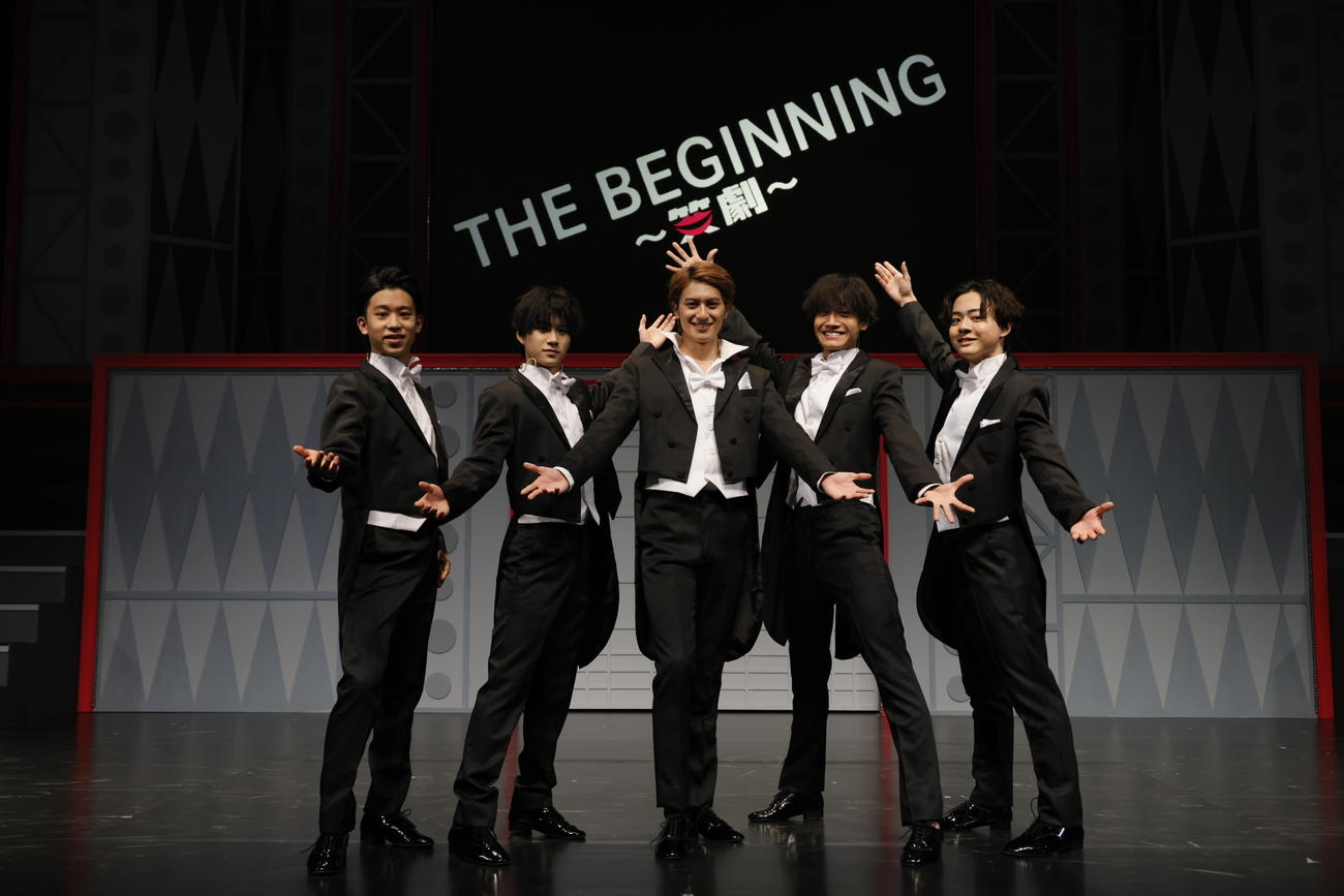 舞台「THE BEGINNING～笑劇～」に出演する、左から當間琉巧、嶋崎斗亜、小島健、佐野晶哉、岡佑吏
