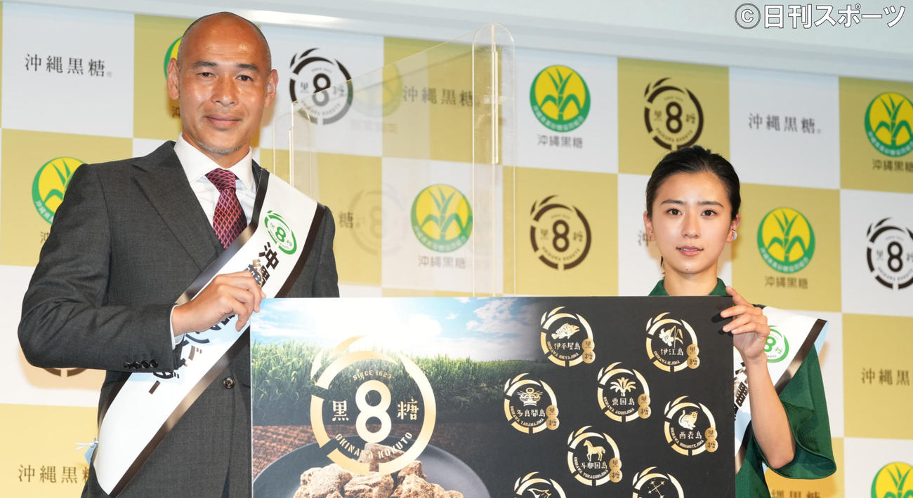 「沖縄黒糖アンバサダー」就任イベントでパネルを持ち笑顔の黒島結菜（右）と沖縄SVの高原監督（撮影・鈴木みどり）