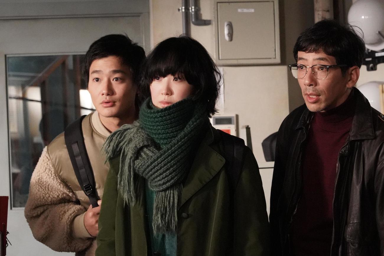 下馬蹴人（野村周平＝左）や椛谷静司（野間口徹＝右）は、瀬古凜々子（黒木華）に感化されていった（C）フジテレビ

