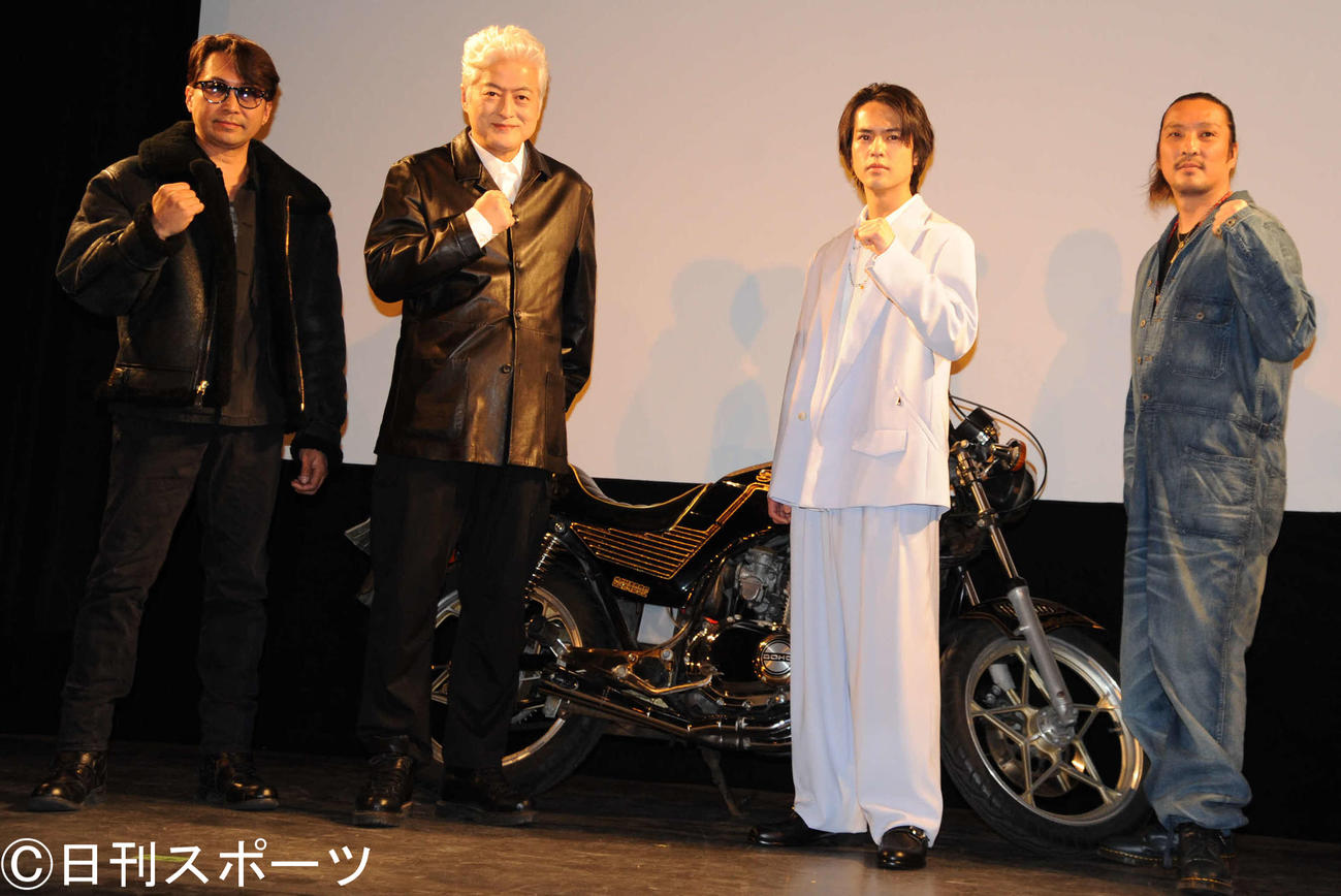 映画「灰色の壁－大宮ノトーリアス」の完成披露報告会に出席した、左から安藤光造監督、陣内孝則、奥野壮、新羅慎二（撮影・松尾幸之介）