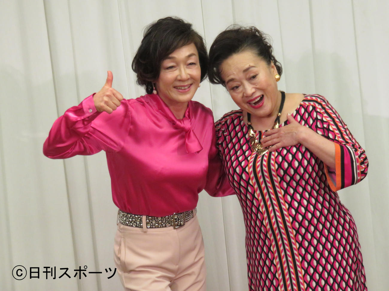 舞台「有頂天作家」に出演するキムラ緑子（左）と渡辺えり（2021年12月15日）