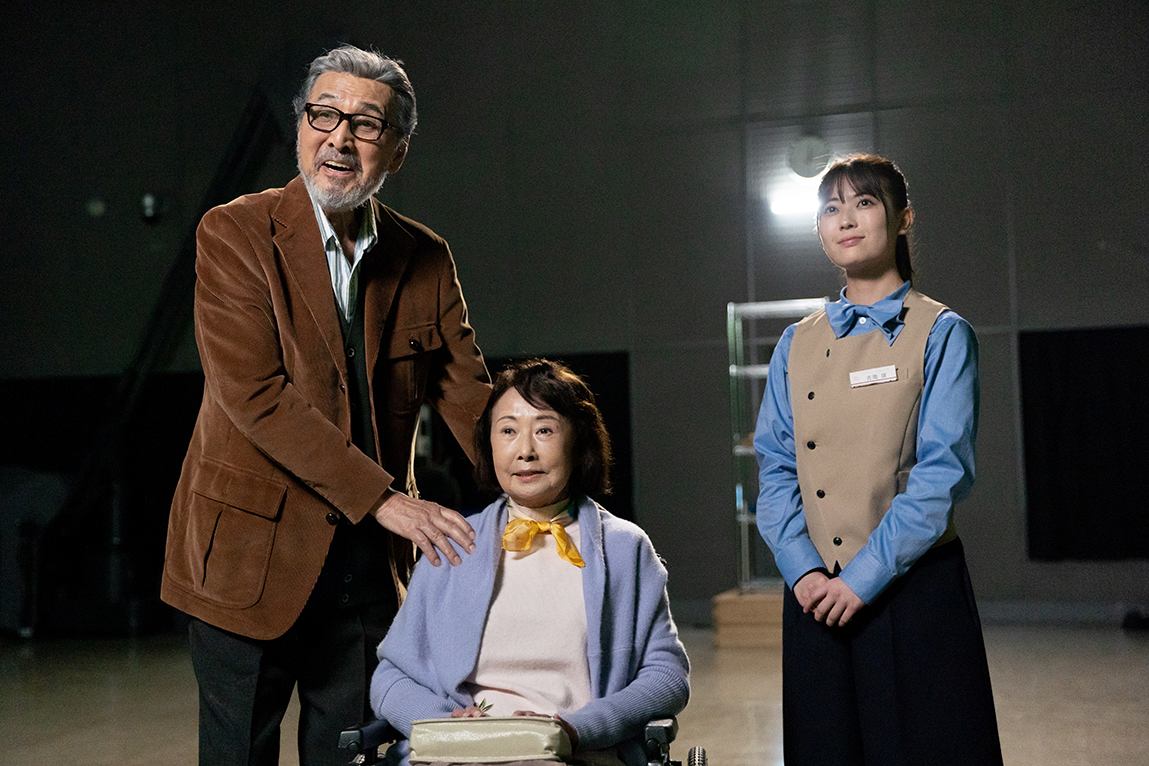 乃木坂46岩本蓮加の初主演映画「世の中にたえて桜のなかりせば」のワンシーン。左から宝田明、吉行和子