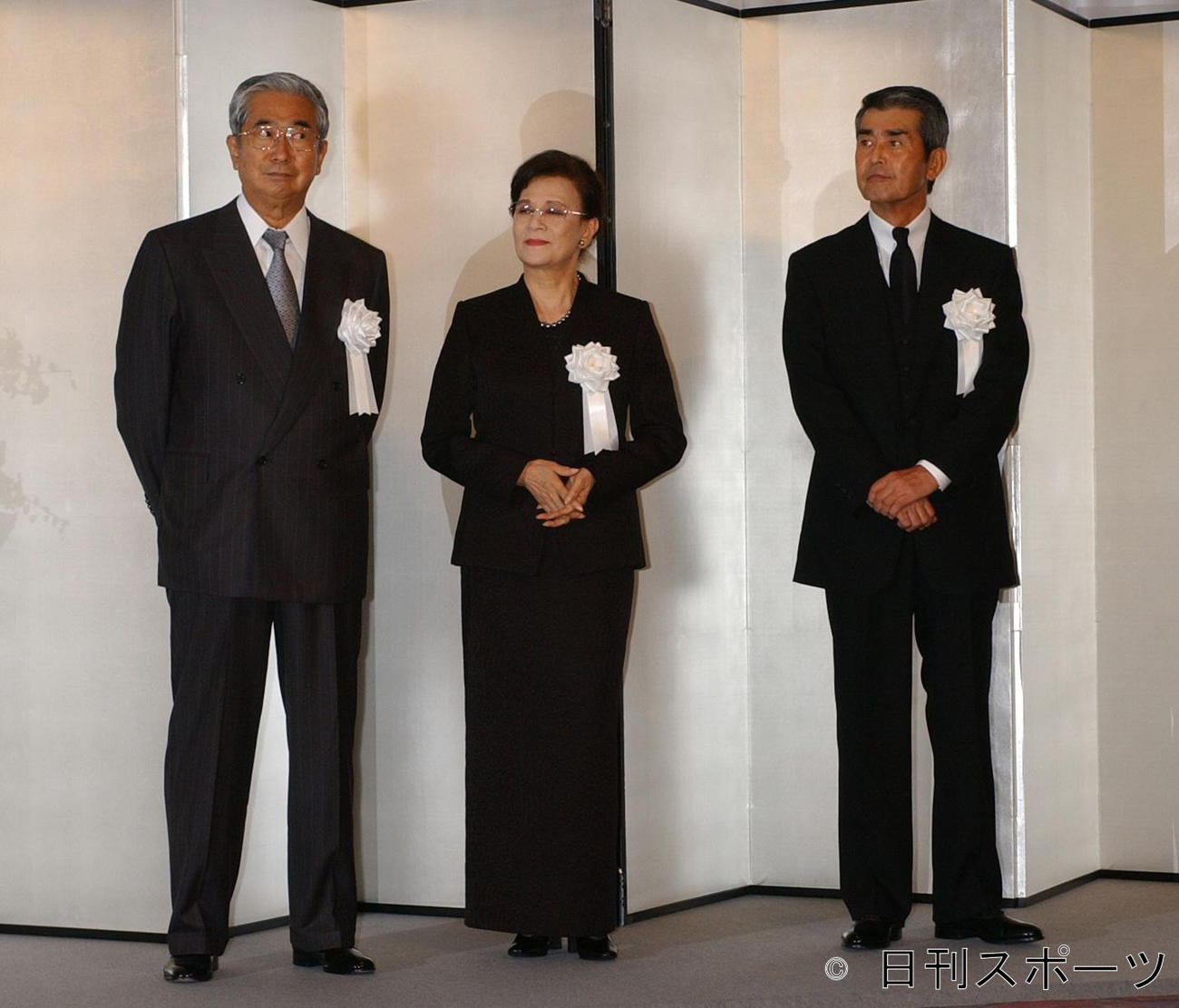 石原裕次郎さん17回忌法要で、弔問客を迎える石原まき子さん（中）、石原慎太郎さん（左）渡哲也さん（03年07月09日）