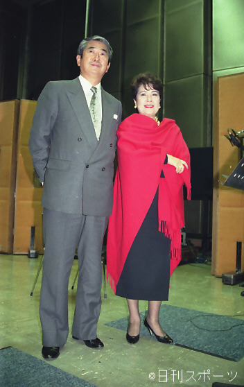 石原慎太郎さん(左)とペギー葉山さん（1990年12月）