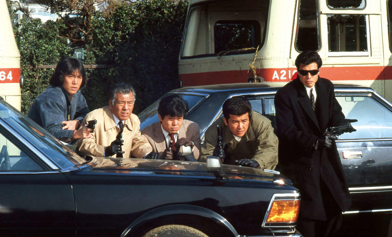 「西部警察PART2」に出演する、左から御木裕、小林昭二、峰竜太、三浦友和、舘ひろし