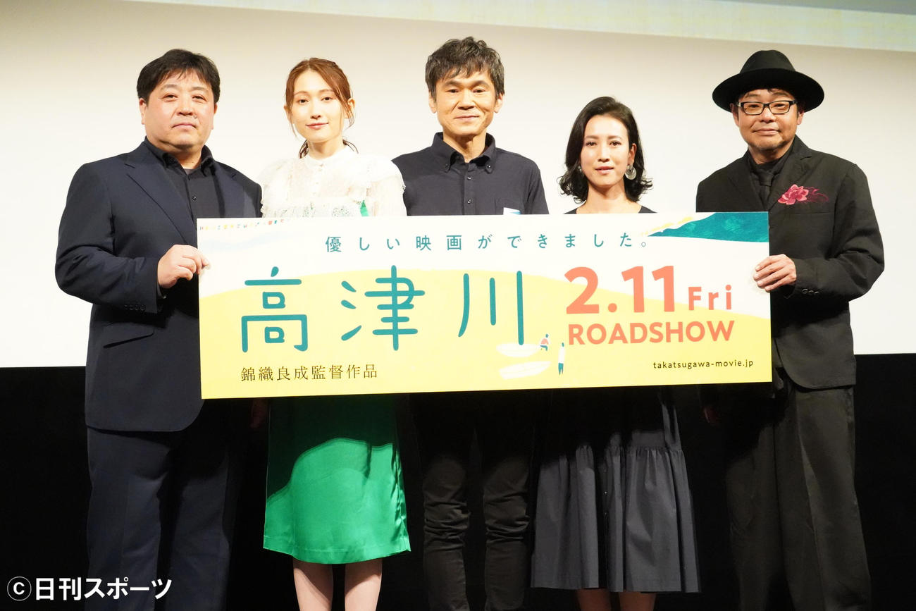 映画「高津川」公開記念舞台あいさつに出席した、左から錦織良成監督、大野いと、甲本雅裕、戸田菜穂、田口浩正（撮影・佐藤成）