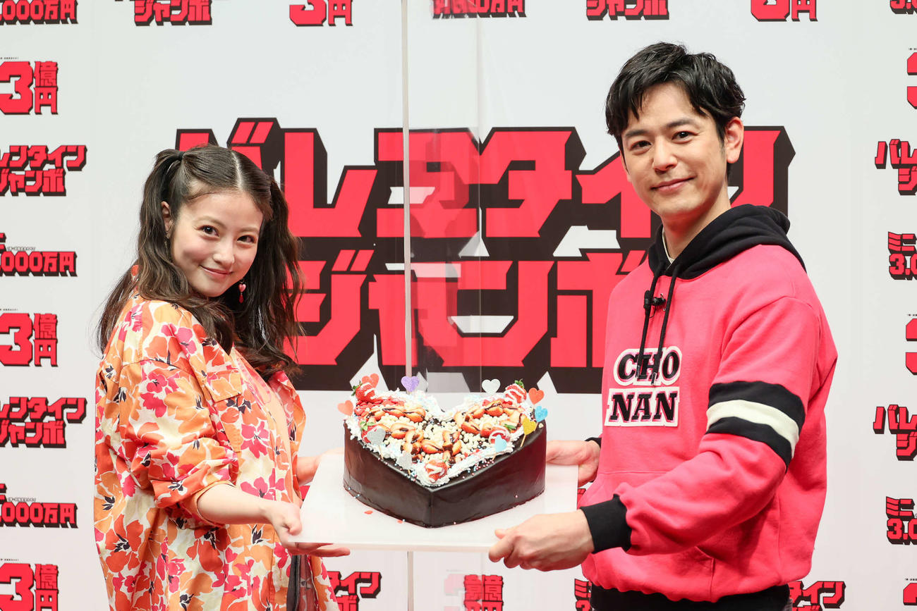 オンラインで行われた「バレンタインジャンボ宝くじ」「バレンタインジャンボミニ」の発売記念イベントに登壇した今田美桜（左）と妻夫木聡