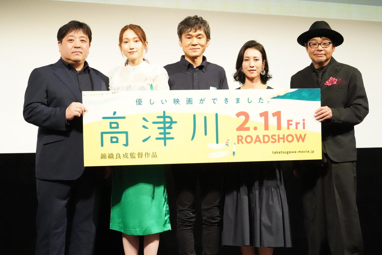 映画「高津川」公開記念舞台あいさつに出席した、左から錦織良成監督、大野いと、甲本雅裕、戸田菜穂、田口浩正（撮影・佐藤成）