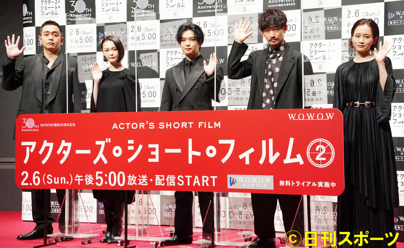 「アクターズ・ショート・フィルム2」の完成報告会の登壇者。左から青柳翔、玉城ティナ、千葉雄大、永山瑛太、前田敦子（撮影・佐藤勝亮）