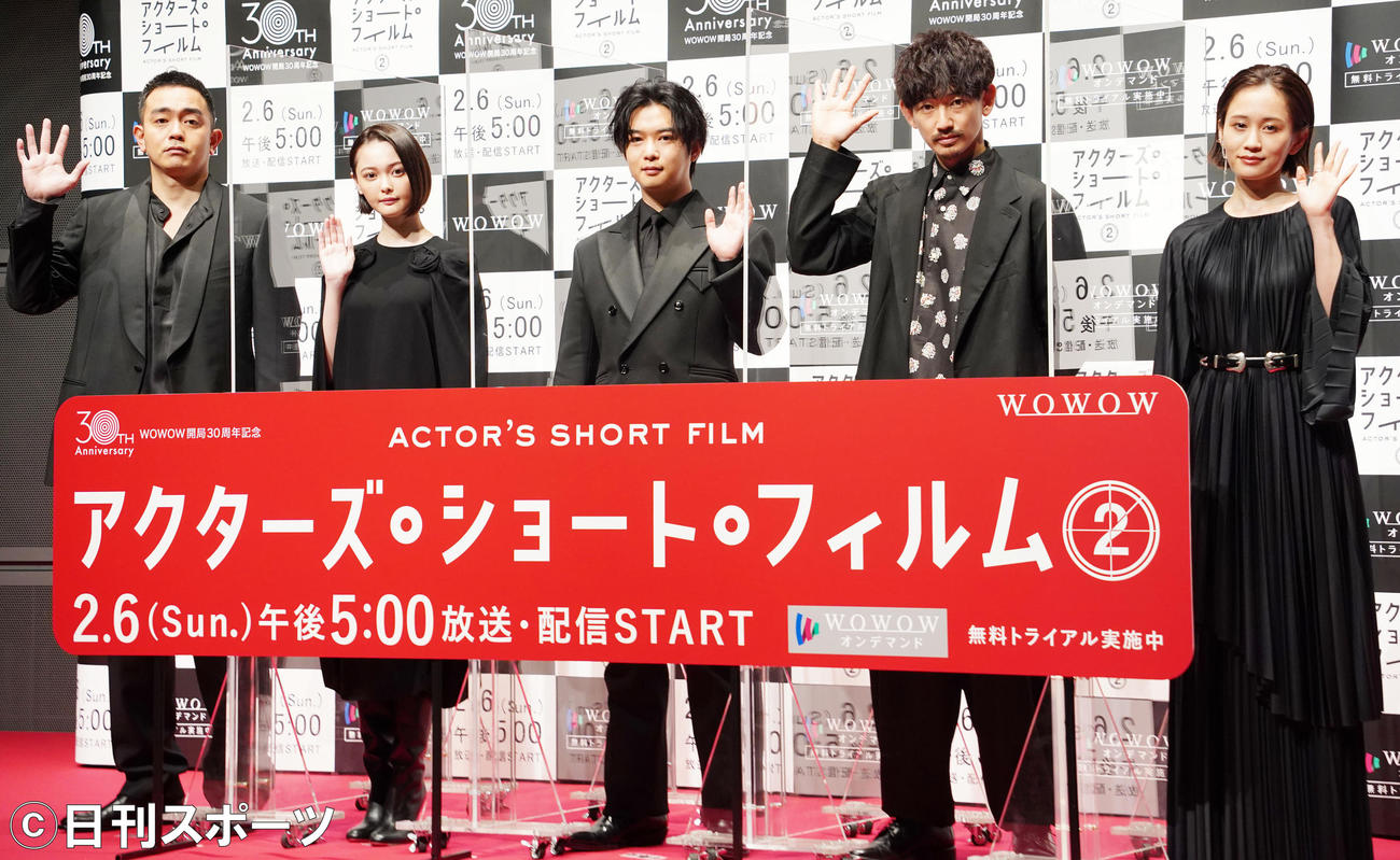 「アクターズ・ショート・フィルム2」の完成報告会の登壇者。左から青柳翔、玉城ティナ、千葉雄大、永山瑛太、前田敦子（撮影・佐藤勝亮）