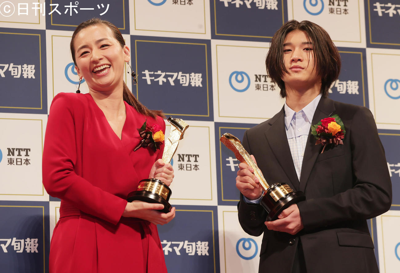 主演女優賞を受賞した尾野真千子（左）と新人男優賞の和田庵（撮影・野上伸悟）