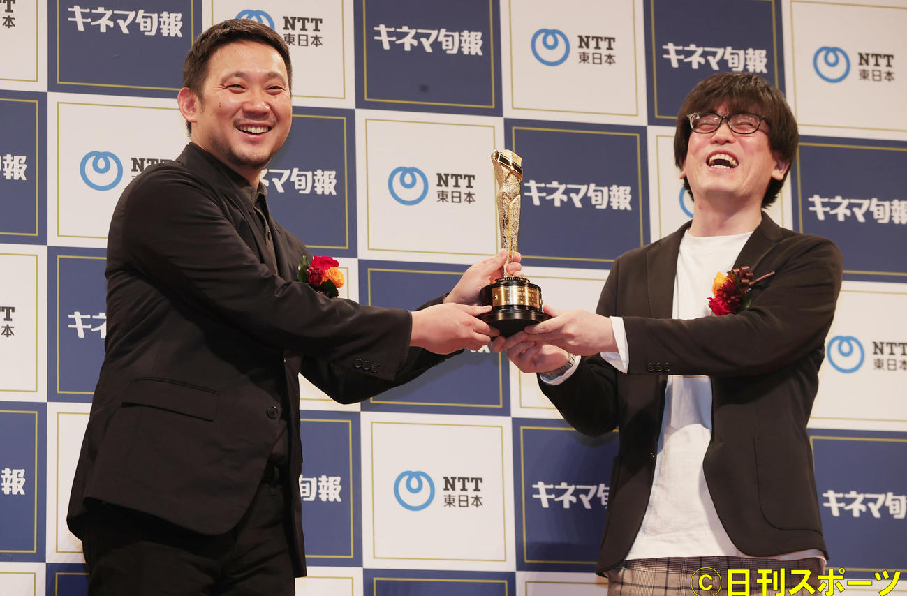 日本映画脚本賞を受賞した濱口竜介監督（左）と大江崇允氏（撮影・野上伸悟）