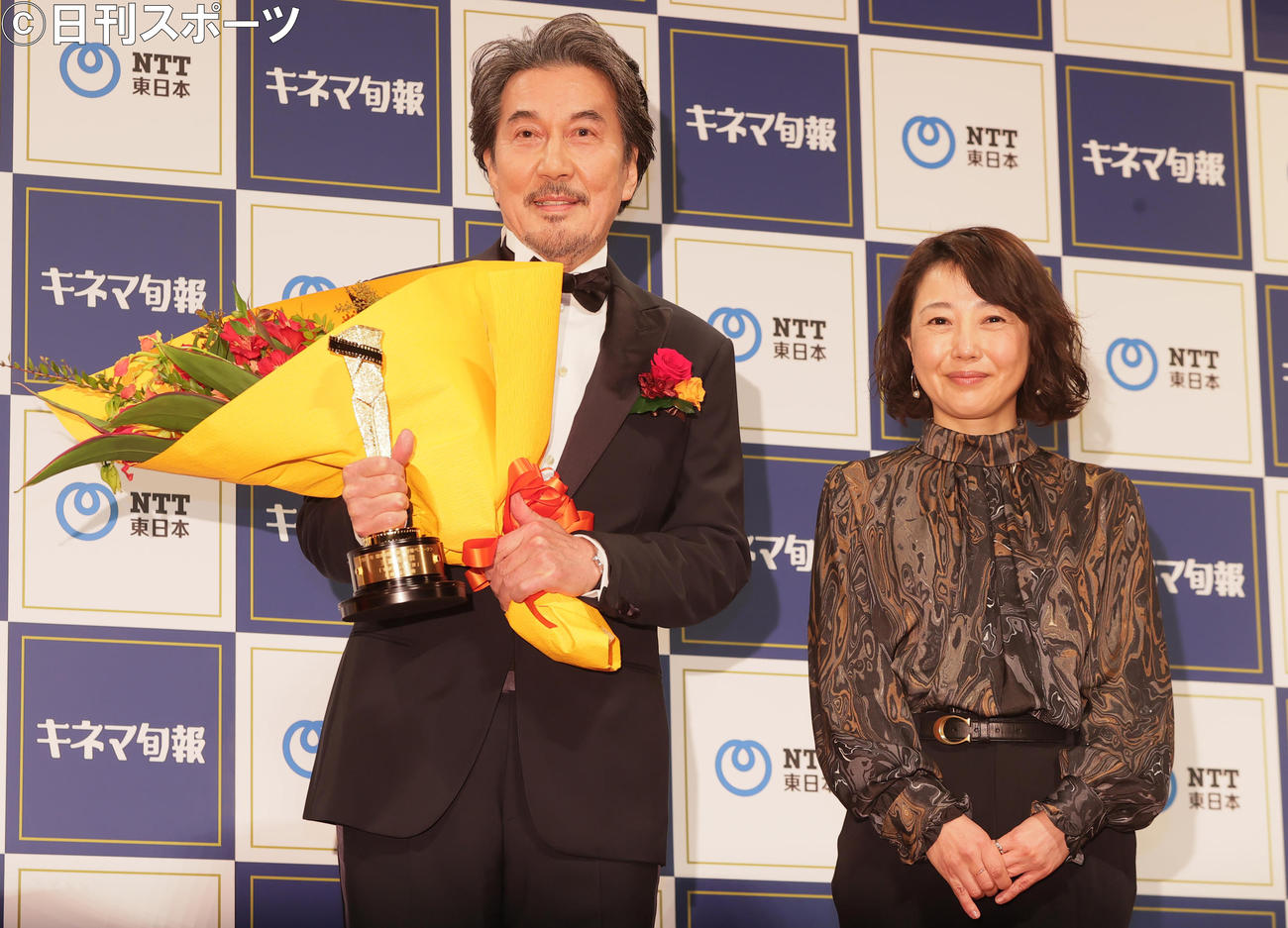 主演男優賞を受賞した役所広司（左）と花束を贈呈した西川美和監督（撮影・野上伸悟）