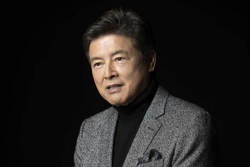 「西部警察 PERSONAL3 三浦友和」でインタビューに応じる三浦友和