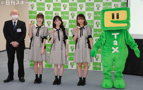 e-TaxのPRイベントに出演した、左から神田税務署の稲葉養司署長、=LOVEの音嶋莉沙、大谷映美里、大場花菜、e-Taxマスコットのイータ君(撮影・松尾幸之介)