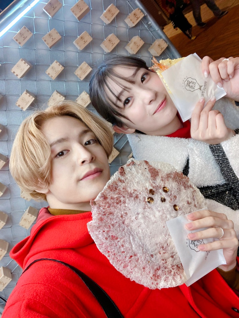塩野瑛久との２ショット写真を公開した足立梨花（「私たち結婚しました2」のオフィシャルブログから）