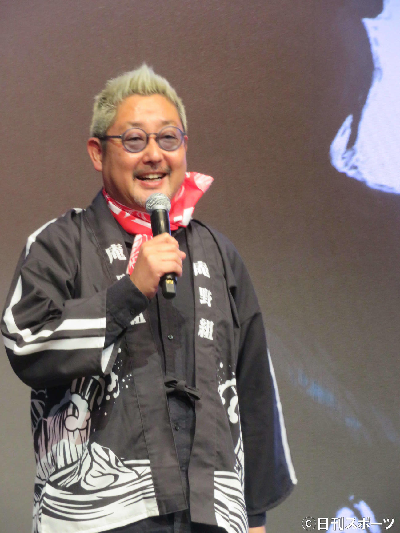 2022年東映ラインナップ発表会で「庵野組」のはっぴを着て「シン・仮面ライダー」の製作状況について語る、東映の紀伊宗之プロデューサー（撮影・村上幸将）