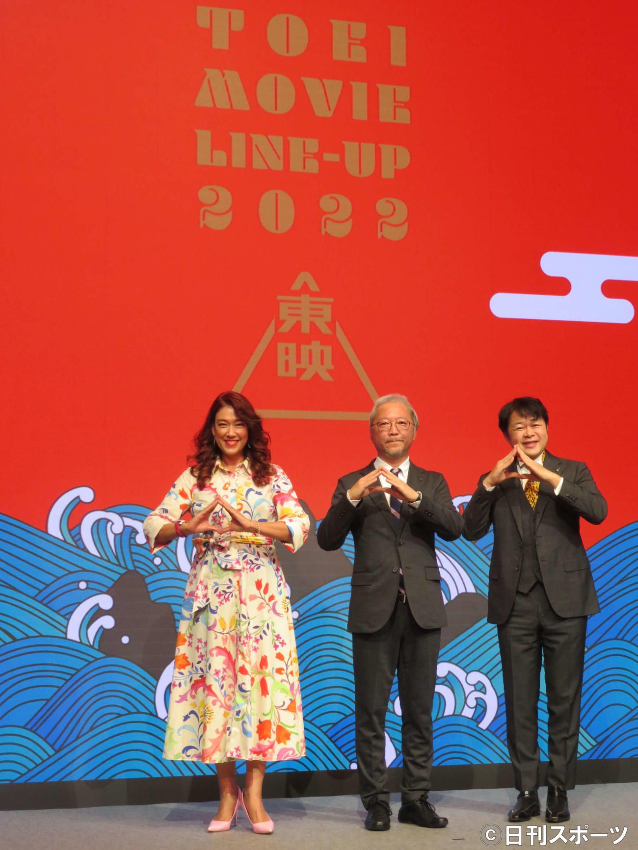 2022年東映ラインナップ発表会に登壇した、左からLiLiCo、手塚治社長、荘口彰久（撮影・村上幸将）