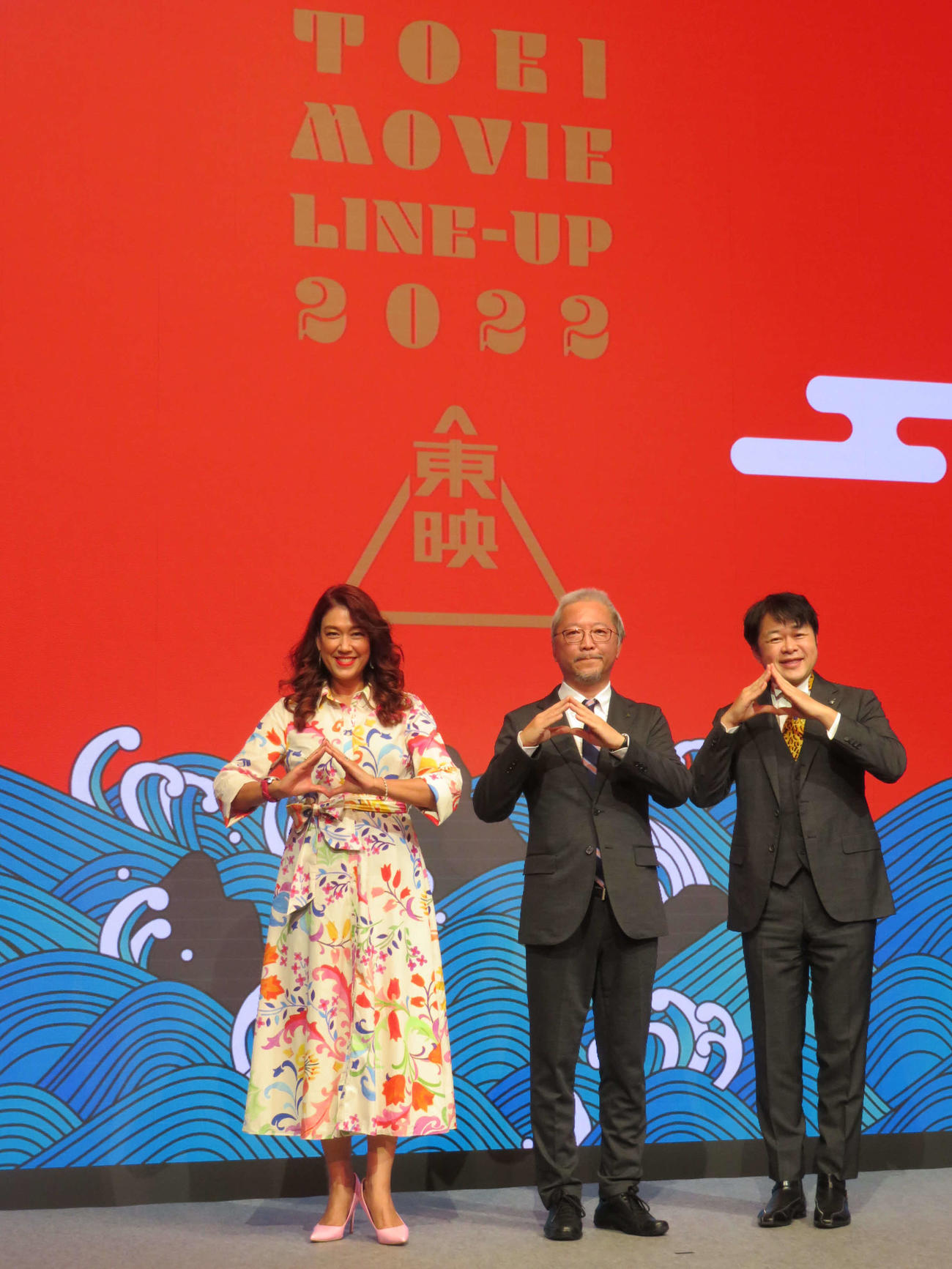2022年東映ラインナップ発表会に登壇した、左からLiLiCo、手塚治社長、荘口彰久（撮影・村上幸将）