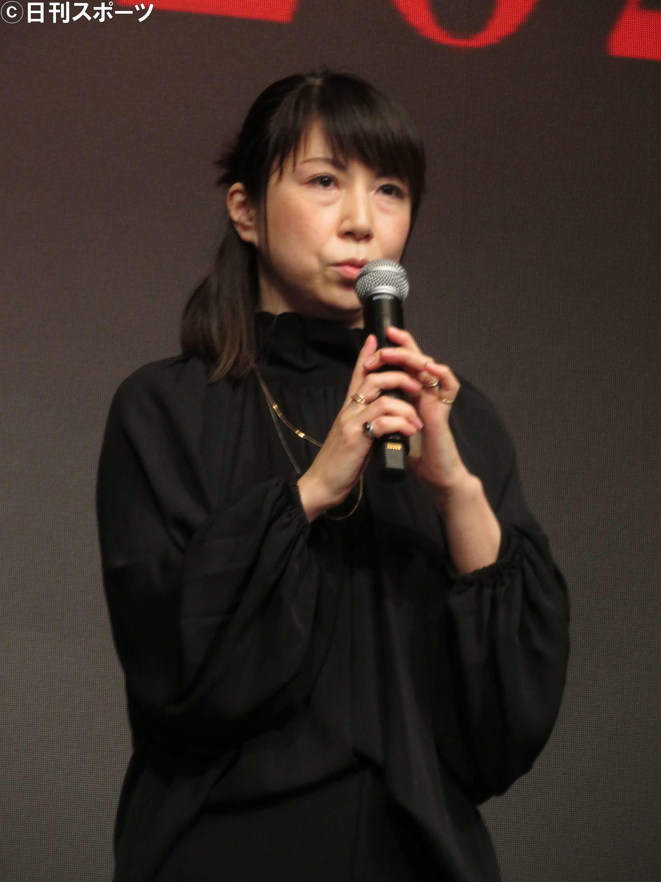 2022年東映ラインナップ発表会で「ヘルドッグス」について説明する、エイベックス・ピクチャーズ瀬戸麻理子プロデューサー（撮影・村上幸将）