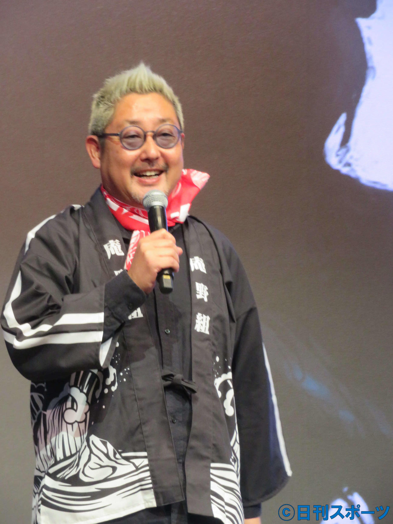 2022年東映ラインナップ発表会で「庵野組」のはっぴを着て「シン・仮面ライダー」の製作状況について語る、東映の紀伊宗之プロデューサー（撮影・村上幸将）