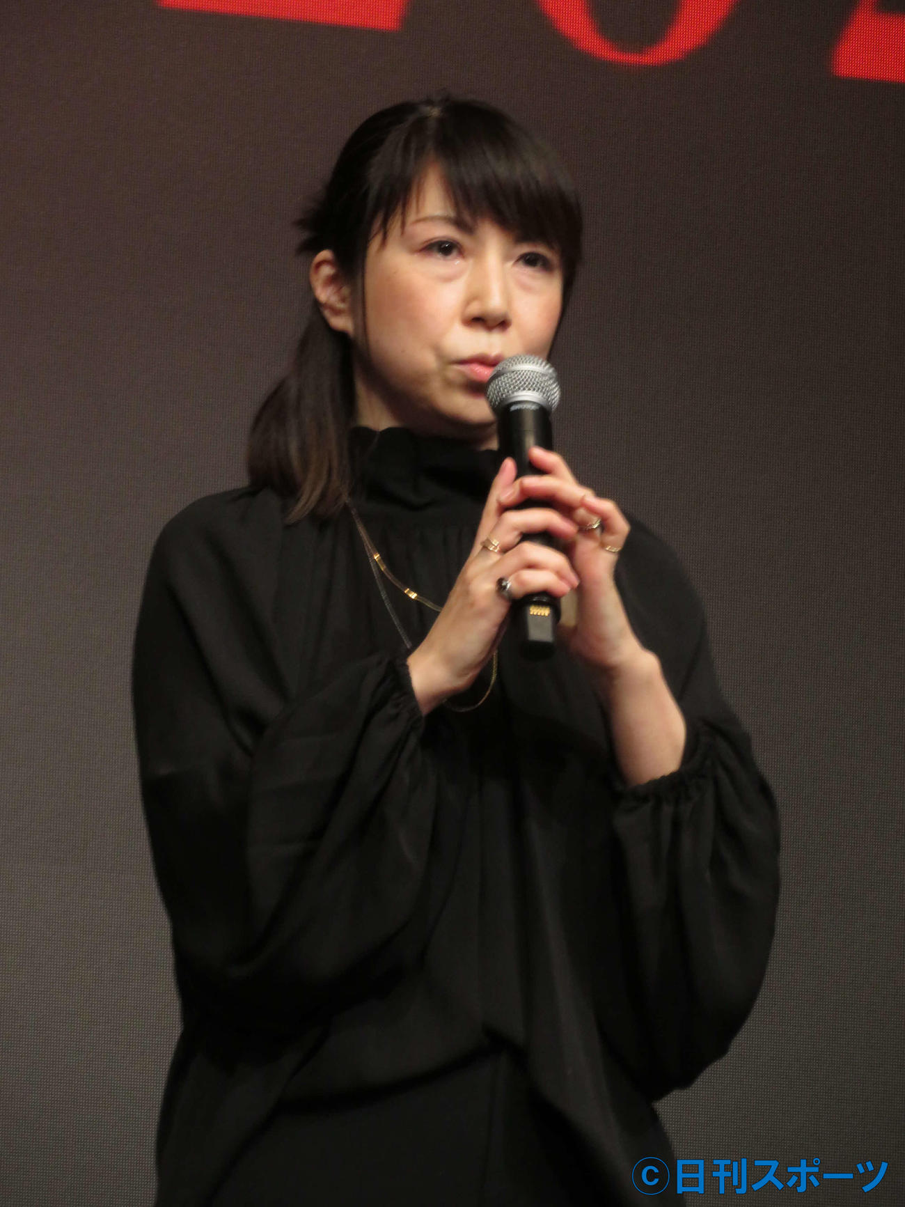 2022年東映ラインナップ発表会で「ヘルドッグス」について説明する、エイベックス・ピクチャーズ瀬戸麻理子プロデューサー（撮影・村上幸将）