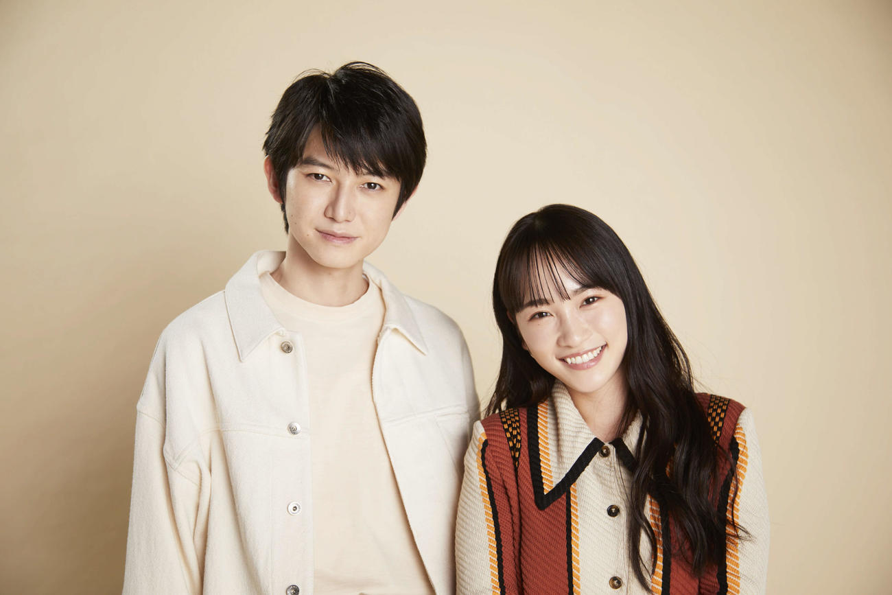 NHK連続テレビ小説「カムカムエヴリバディ」で3代目ヒロインを演じる川栄李奈（右）と共演の本郷奏多