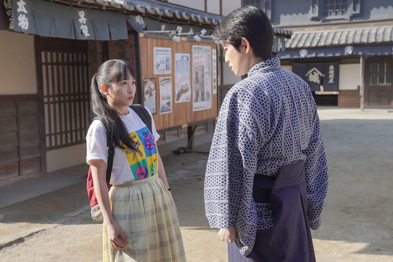 NHK連続テレビ小説「カムカムエヴリバディ」に出演する川栄李奈（左）と本郷奏多