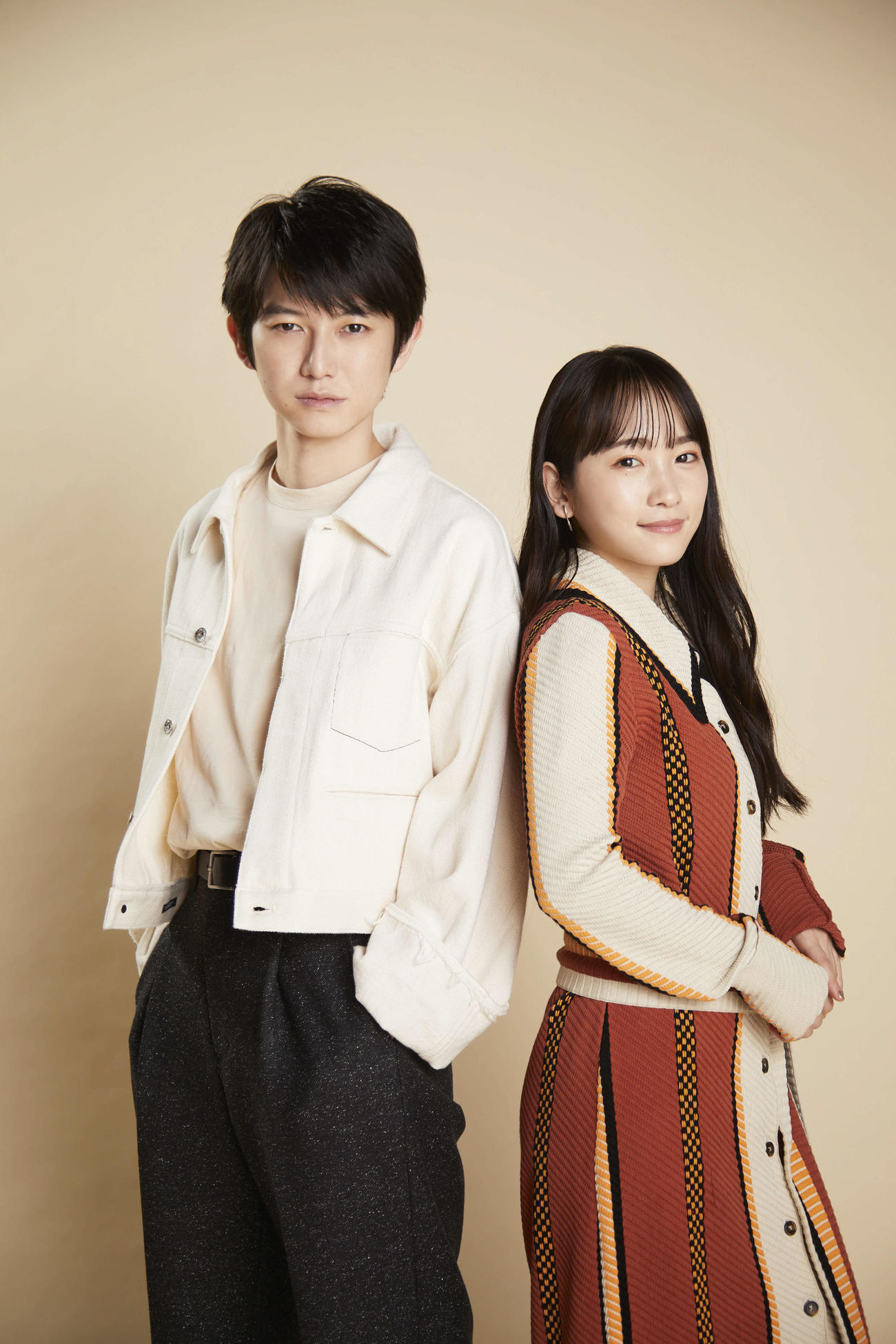 NHK連続テレビ小説「カムカムエヴリバディ」で3代目ヒロインを演じる川栄李奈（右）と共演の本郷奏多