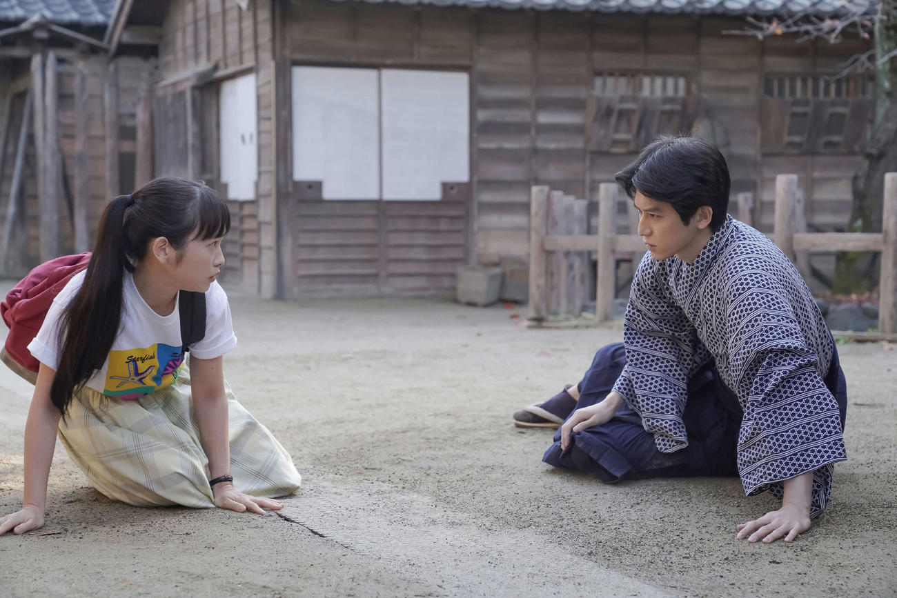 NHK連続テレビ小説「カムカムエヴリバディ」に出演する川栄李奈（左）と本郷奏多
