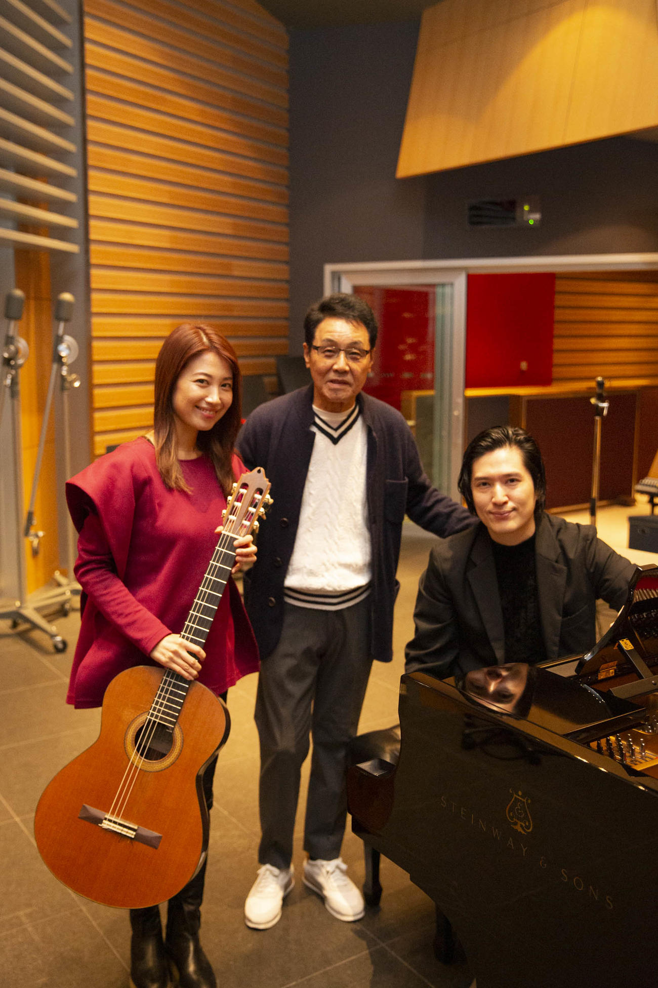 初のJ－POPのアルバムを発売する五木ひろし（中）と共演した村治佳織（左）清塚信也
