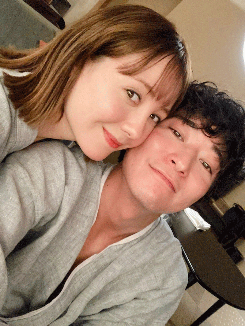 お互いの頬をくっつけたほろ酔い2ショット（浅香航大×トリンドル玲奈【私たち結婚しました】オフィシャルブログより）