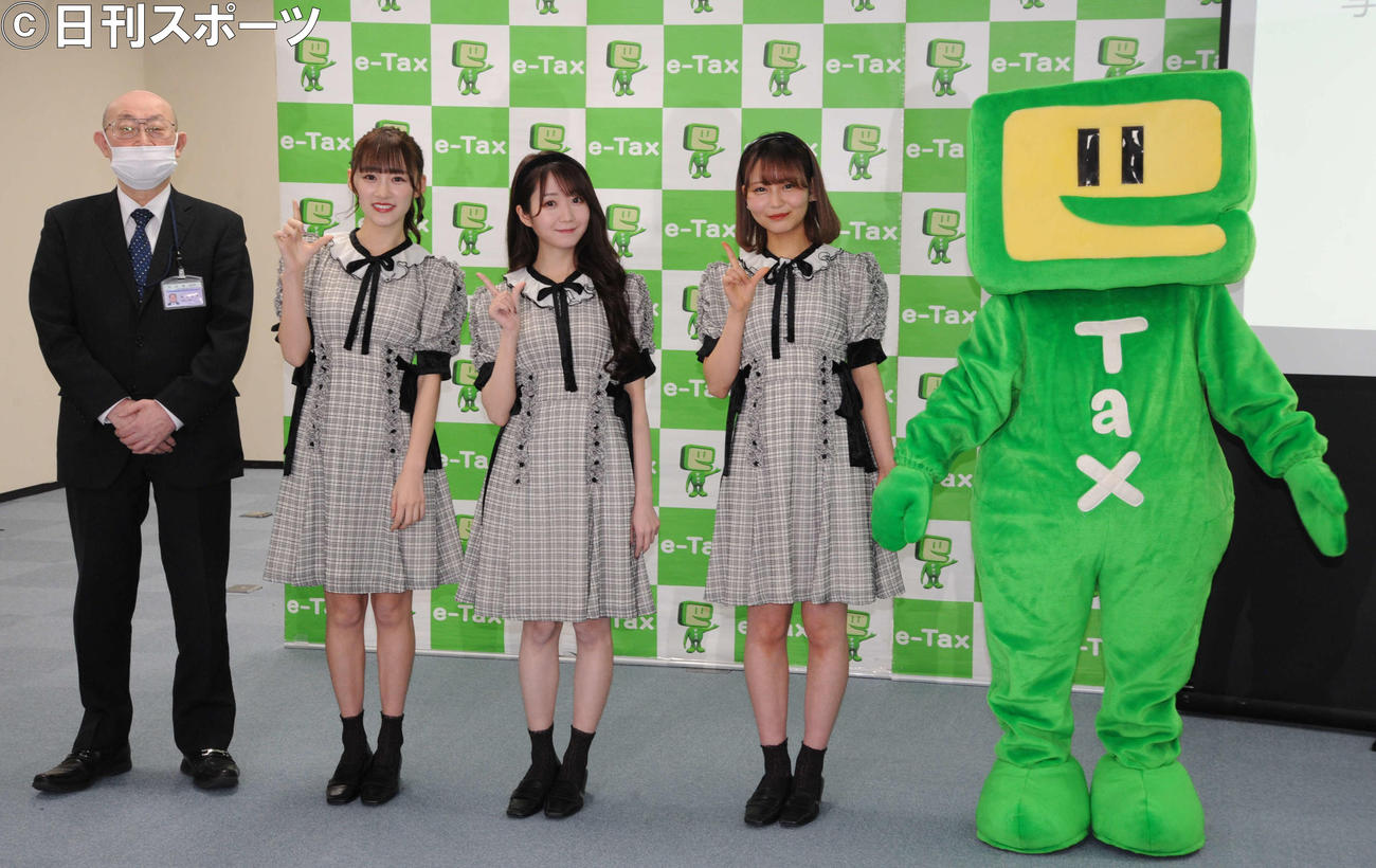 e－TaxのPRイベントに出演した、左から神田税務署の稲葉養司署長、＝LOVEの音嶋莉沙、大谷映美里、大場花菜、e－Taxマスコットのイータ君（撮影・松尾幸之介）