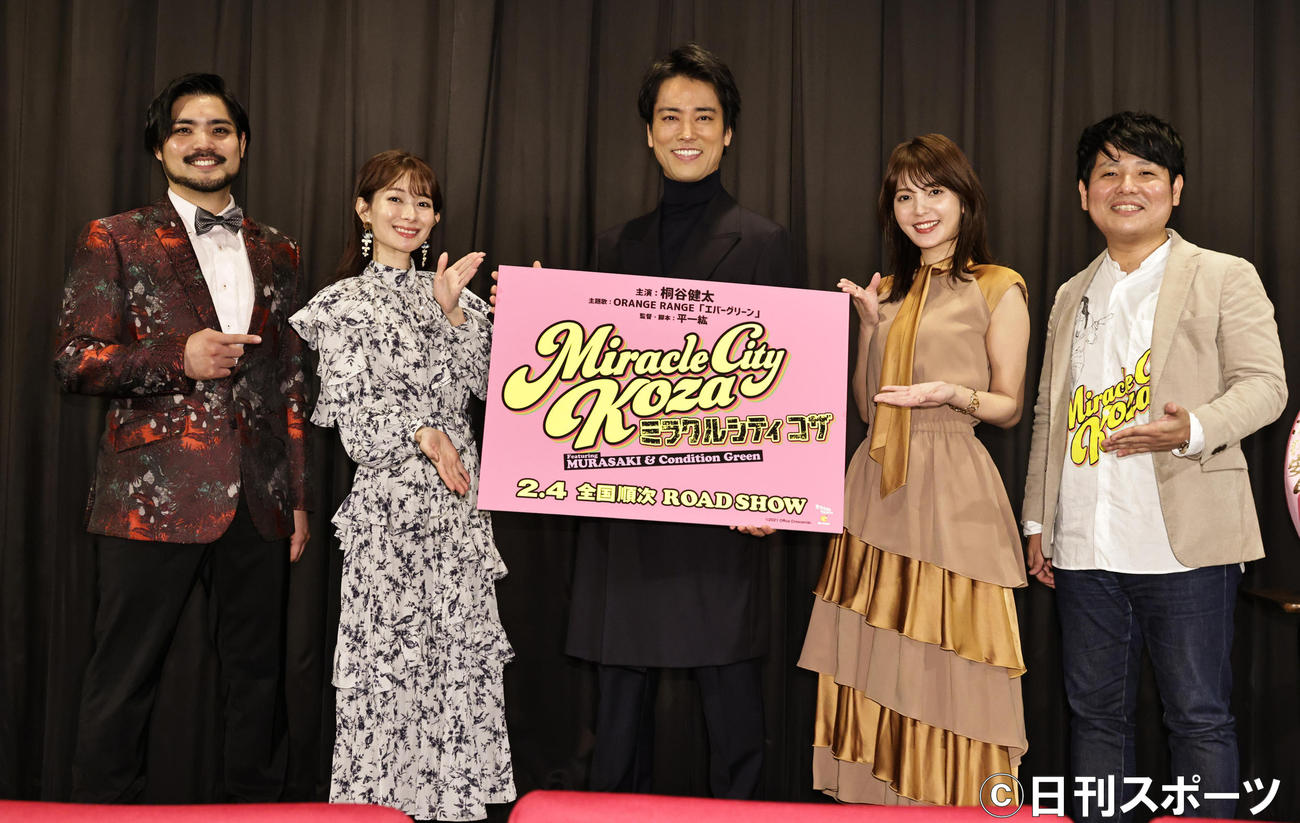 映画「ミラクルシティコザ」初日舞台あいさつを行う、左から津波竜斗、大城優紀、桐谷健太、南里美希、平一紘監督（撮影・中島郁夫）