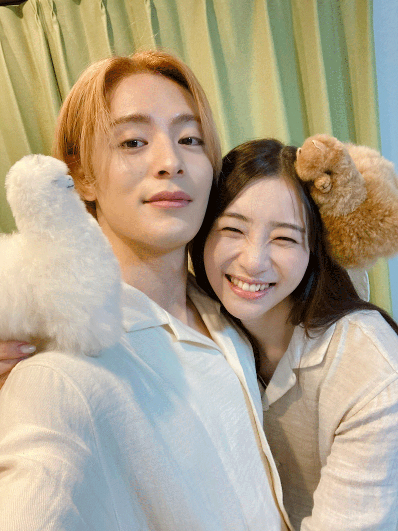 お揃いパジャマで幸せ溢れるハグショット（塩野瑛久×足立梨花【私たち結婚しました】オフィシャルブロクより）