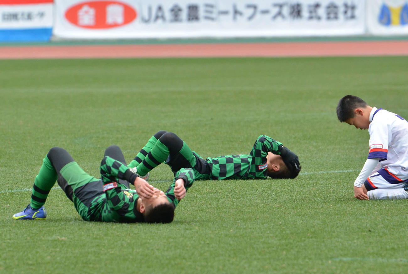 日本一の瞬間、日産スタジアムのピッチ上で青むかになったオオタFCの選手（撮影・久我悟）　