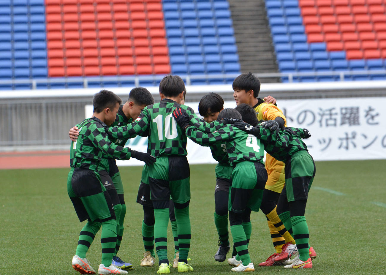決勝のピッチで円陣を組んだオオタFC（撮影・久我悟）